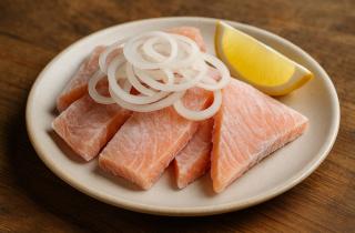 Кета приобретает чистый вкус после засолки солью, сахаром и специями — повар