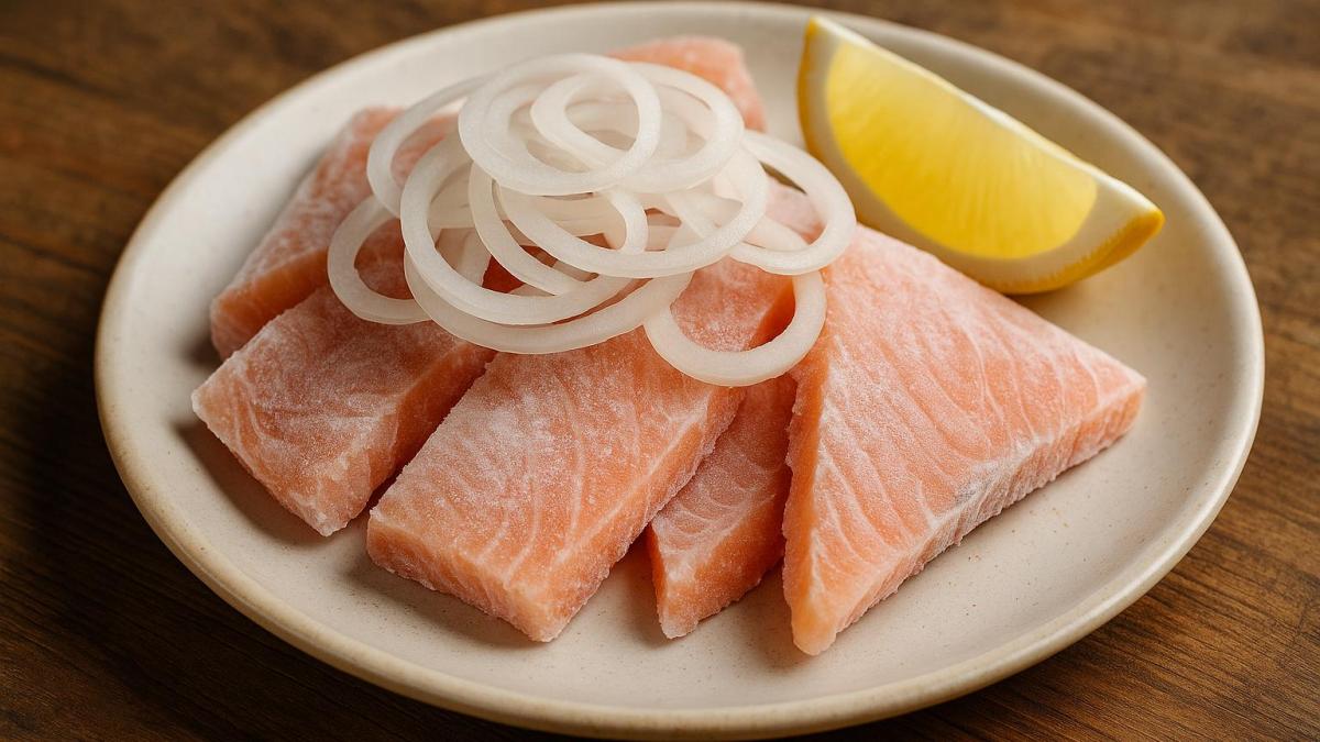 Ульчийская строганина из кеты с луком