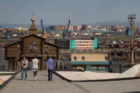 Зарплата шахтёра в Норильске — 250 тысяч, но килограмм черешни почти тысяча рублей