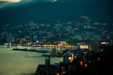 В Крыму спасатели сняли туриста со скалы на маршруте Чертова лестница под Ялтой
