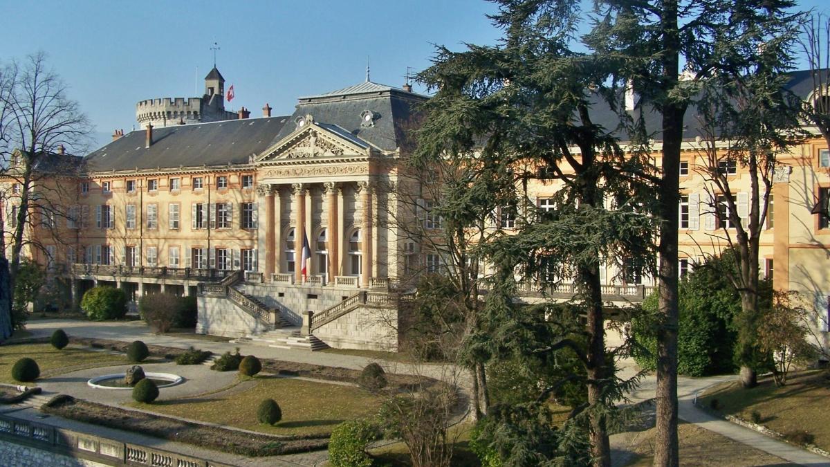 Здание префектуры Савойи во Франции