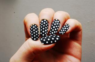 Один инструмент — и маникюр, как из салона: как нарисовать идеальный горошек дома