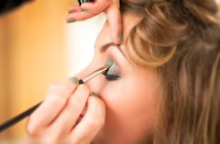 Тонкие брови после 40 усиливают усталый взгляд — визажисты