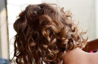 Парикмахер Кристиан рассказал о естественном стиле Фрейи — Into The Gloss