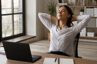 Теперь я двигаюсь сидя — и боль в спине исчезла: секрет простого офисного движения