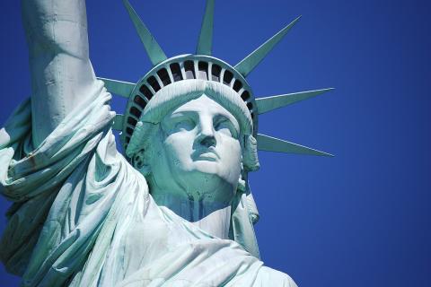 Улыбается и машет рукой, а внутри проклинает: что меня поразило в американцах