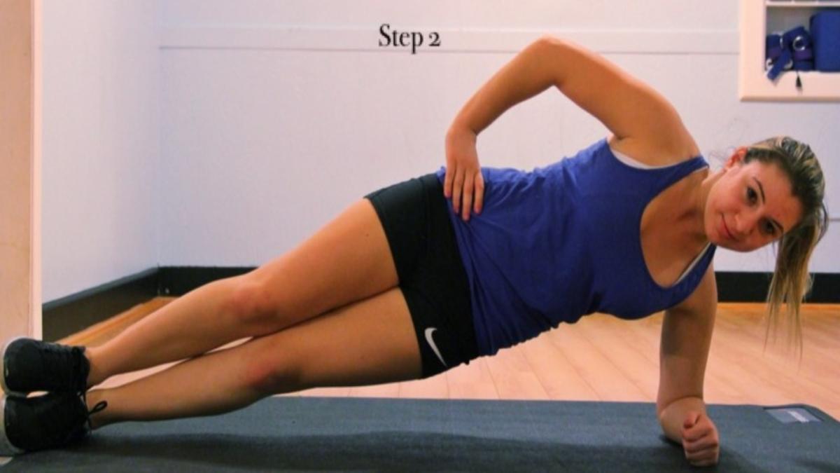 Девушка выполняет упражнение боковая планка Девушка выполняет упражнение боковая планка