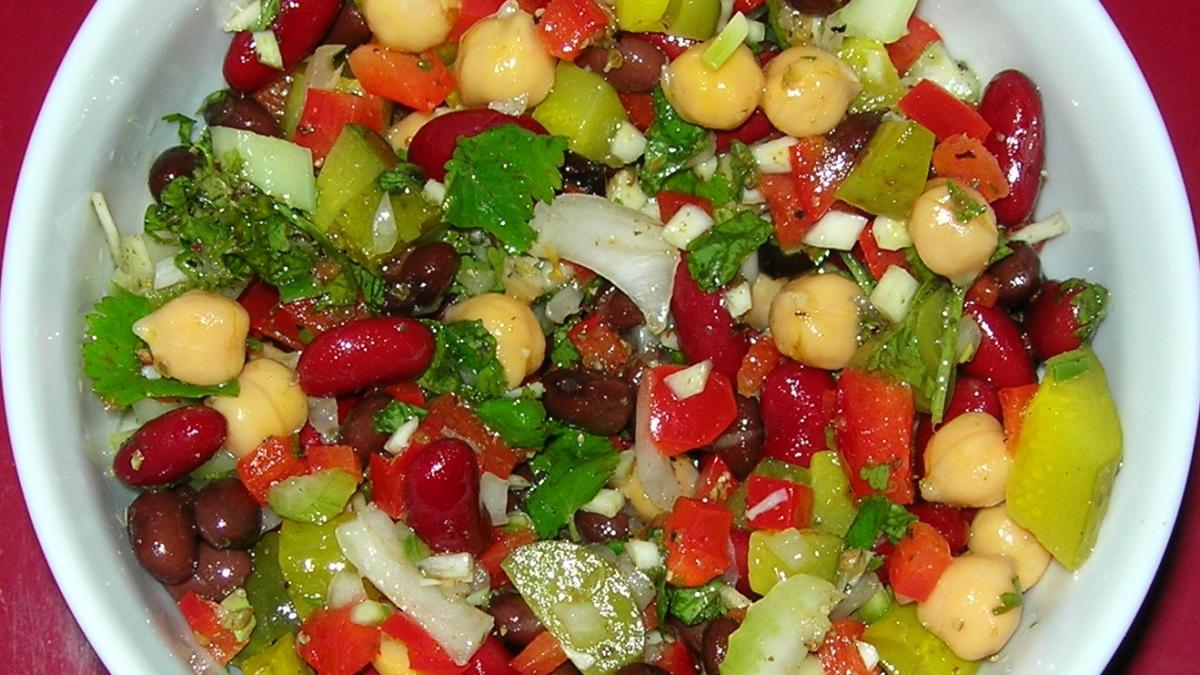 Салат из фасоли и овощей