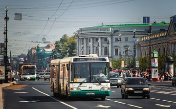 Острые ступеньки и мало дверей: петербуржцы раскритиковали закупленные Смольным автобусы
