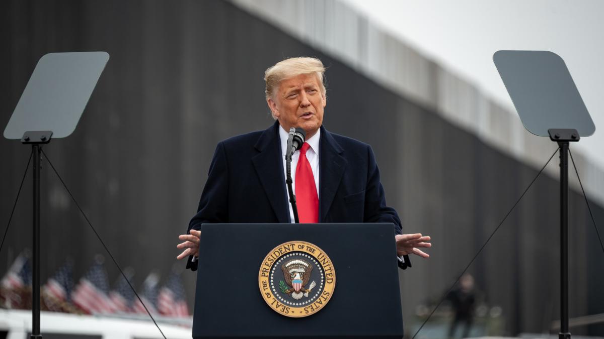 Трамп за трибуной