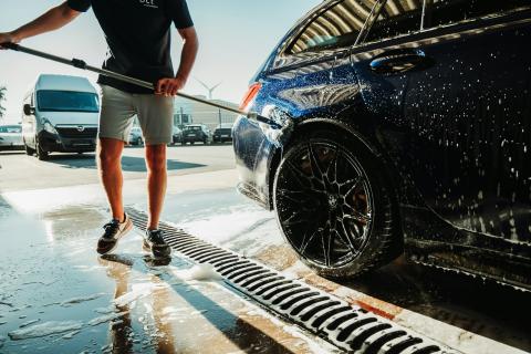 Автоэксперты: WD-40 и спецсредства помогают убрать битумные пятна с машины