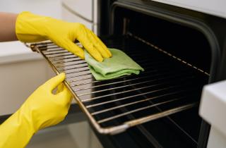 Противень застревает в духовке — и блюдо едва не летит на пол: один кухонный продукт решает всё