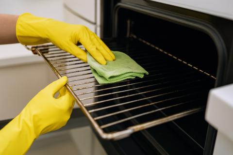 Противень застревает в духовке — и блюдо едва не летит на пол: один кухонный продукт решает всё