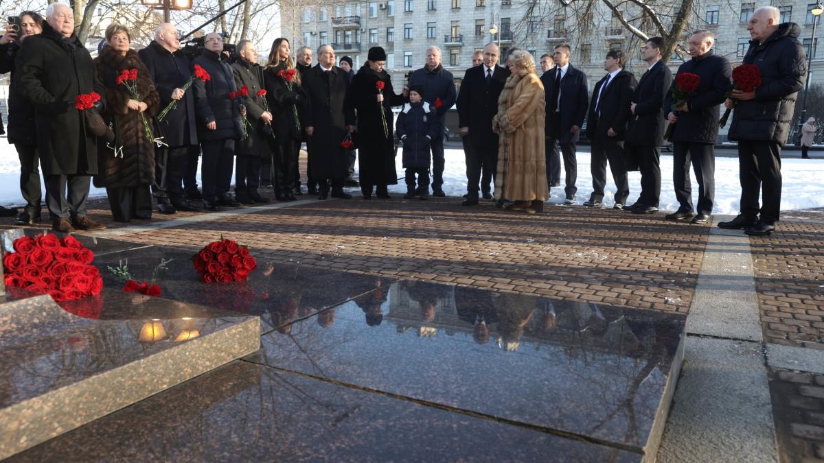 Возложение цветов к памятнику первому мэру Санкт-Петербурга Анатолию Собчаку Возложение цветов к памятнику первому мэру Санкт-Петербурга Анатолию Собчаку