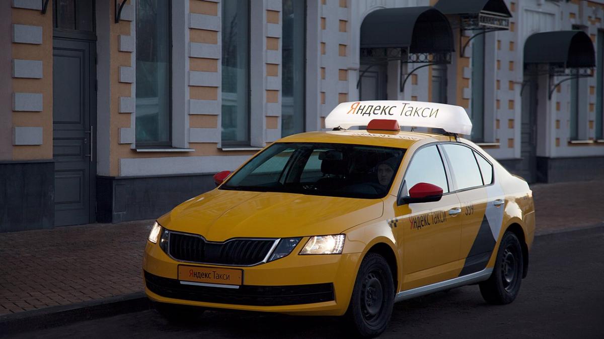 Автомобиль такси, брендированный сервисом Яндекс.Такси Автомобиль такси, брендированный сервисом Яндекс.Такси