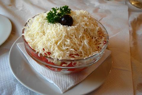 Как сделать слоёный салат: советы по выбору продуктов и оформлению