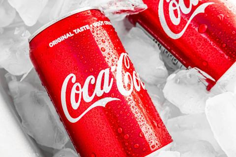 Как удалить пятна и запах бензина с одежды — советуют применять Coca-Cola