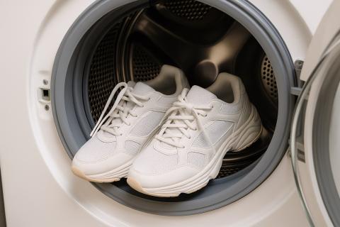 Специалисты советуют стирать только тканевые кроссовки на деликатном режиме при 30 °C Специалисты советуют стирать только тканевые кроссовки на деликатном режиме при 30 °C