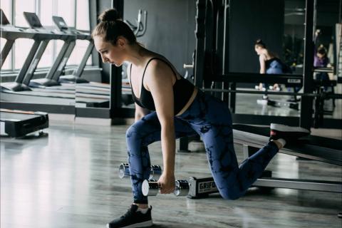 Приседания, выпады и отжимания укрепляют мышцы — считает тренер Джиллиан Майклс