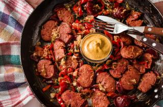 Рецепт колбасы с черными оливками и травами стал популярным среди домашних поваров