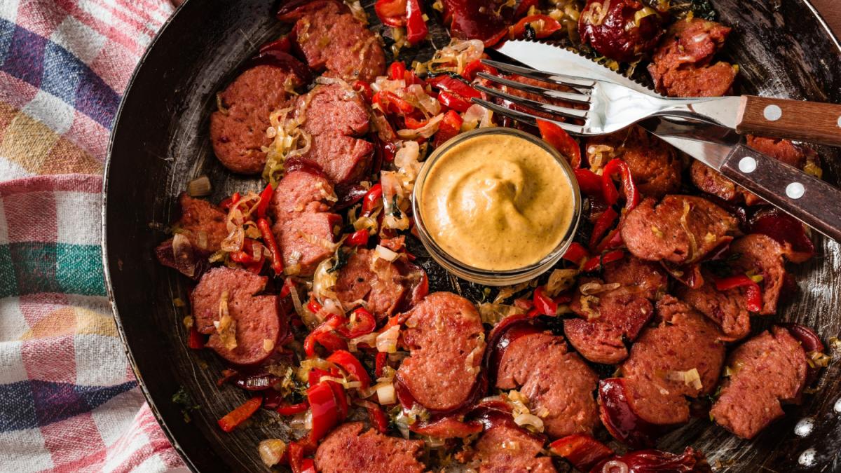 Колбаски с овощами