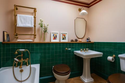 Мелкая плитка дробит поверхность и сужает ванную — по данным Сентено