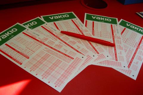 В Испании трое мужчин ворвались к победителю лотереи и пытали его — Mirror.