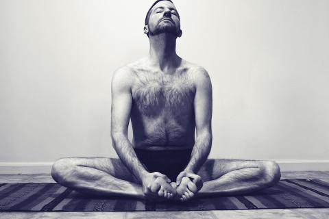 Длительное сидение снижает подвижность в бедрах и пояснице — данные физиотерапии из США