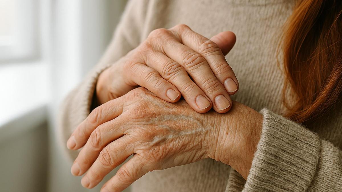 Стареющая кожа рук крупным планом Стареющая кожа рук крупным планом