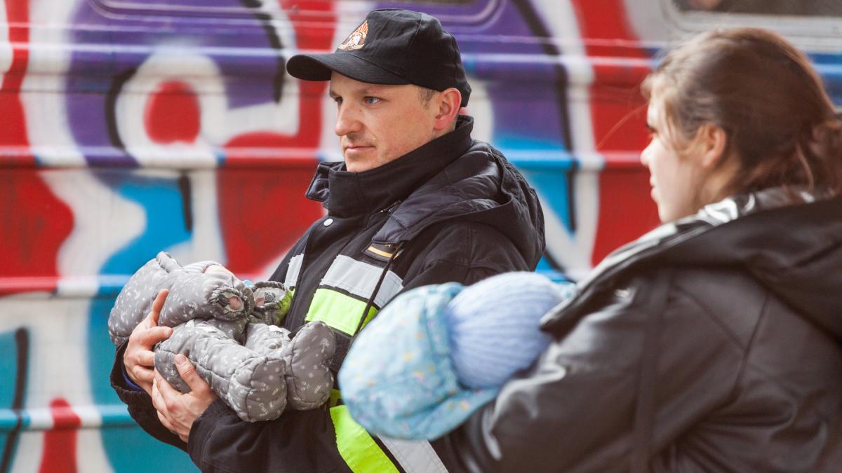 Ukrainian children are fleeing Russian aggression. Przemyśl, Poland 27 02 2022 (51913859575) Ukrainian children are fleeing Russian aggression. Przemyśl, Poland 27 02 2022 (51913859575)