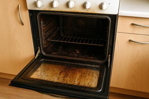 Таблетки для посудомоечной машины помогают быстро удалить жир из духовки