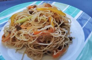 Салат с фунчозой и корейской морковью готовится за 20 минут и остается сытным без заправки