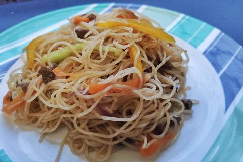 Салат с фунчозой и корейской морковью готовится за 20 минут и остается сытным без заправки