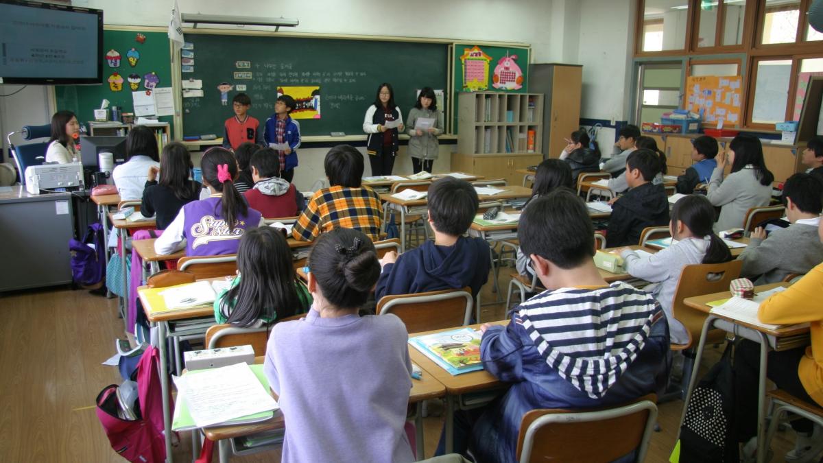 Room-education-classroom-children-library-students-1237486 Room-education-classroom-children-library-students-1237486