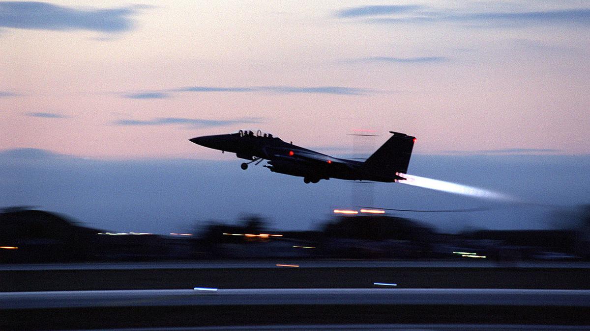 Самолет F-15 взлетает с аэродрома в Италии для нанесения ударов по Югославии Самолет F-15 взлетает с аэродрома в Италии для нанесения ударов по Югославии