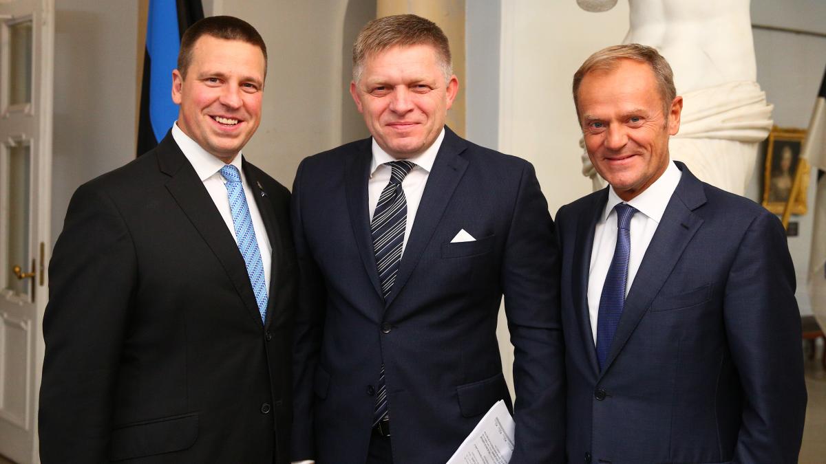 Tallinn Digital Summit. Welcome dinner hosted by HE Donald Tusk. Handshake (37330678796)