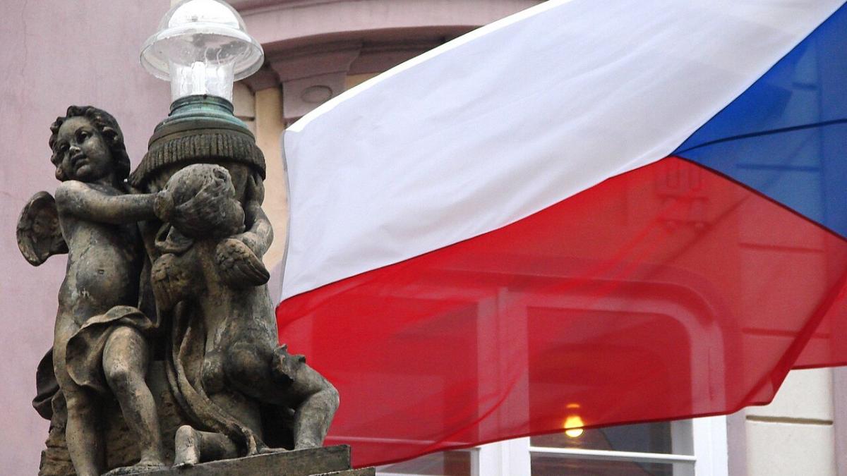 Скульптура с Чешским флагом. Прага. Чехия