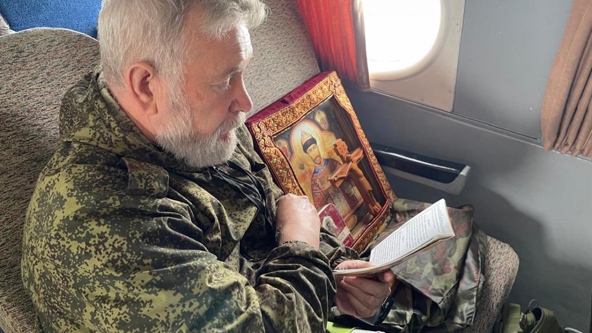 Православный общественный деятель, педагог-психолог Александр Чернавский сопровождает икону Николая II в Небесном Крестном ходе