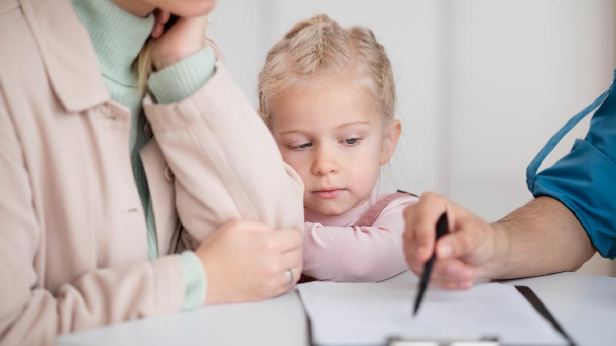 ребенок с матерью у юриста