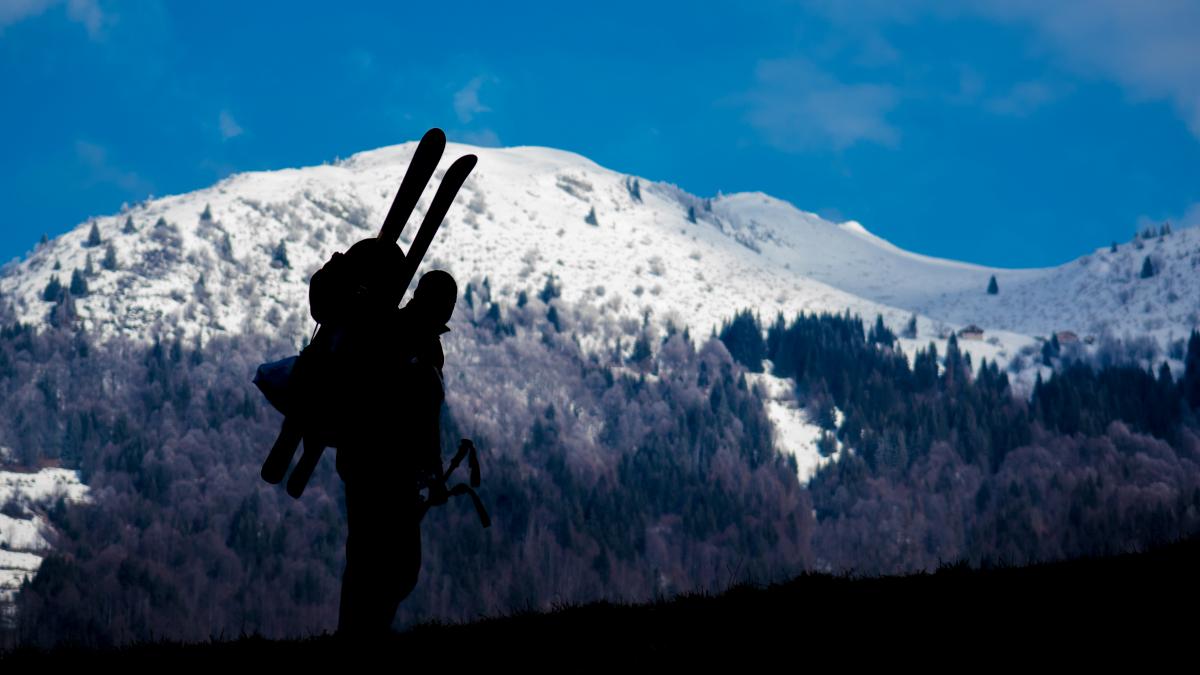 Skier's silhouette (Unsplash)
