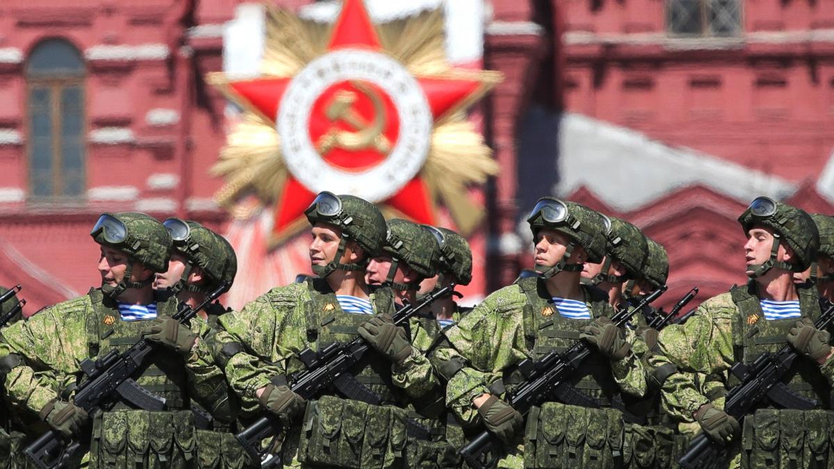 Военный парад на Красной площади в Москве 24 июня 2020 года Военный парад на Красной площади в Москве 24 июня 2020 года