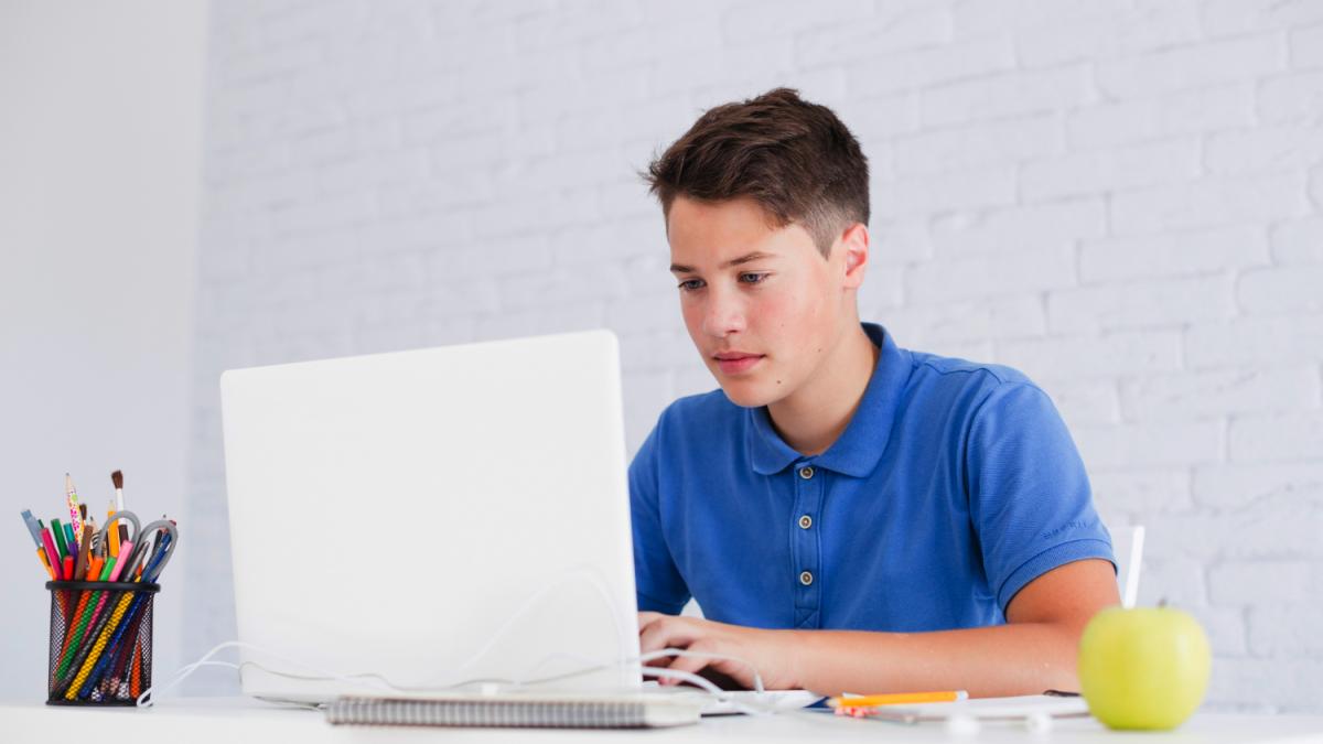 подросток за компьютером