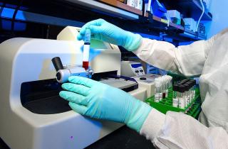 Нанопластик влияет на антибиотики и способствует развитию устойчивых бактерий — доктор Клаус Энгель