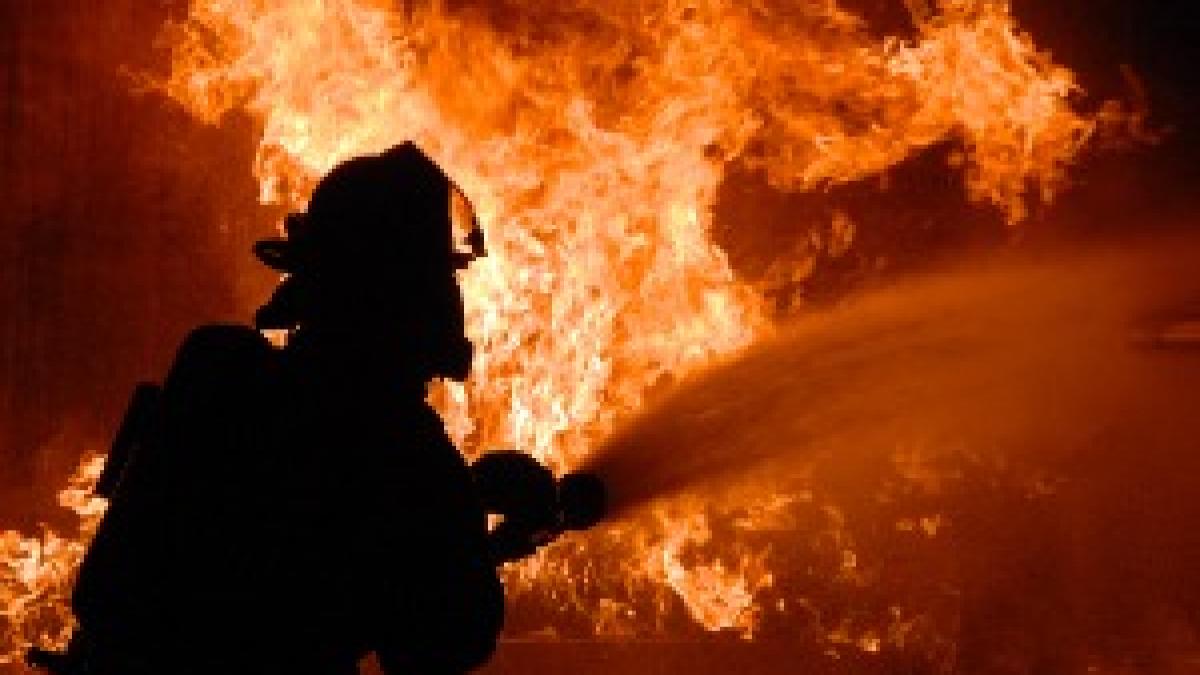 Firefighter combats fire during training DVIDS55304 Firefighter combats fire during training DVIDS55304