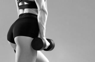 Приседания с жимом гантелей: Кристин О’Лири Торде отметила эффективность для проработки всего тела