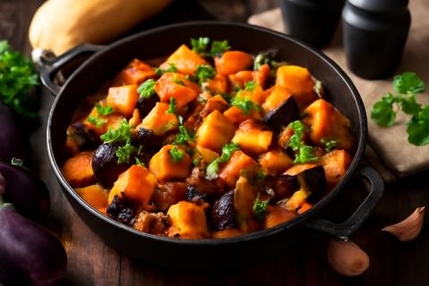 Овощное рагу с баклажанами и кабачками сохраняет витамины при тушении