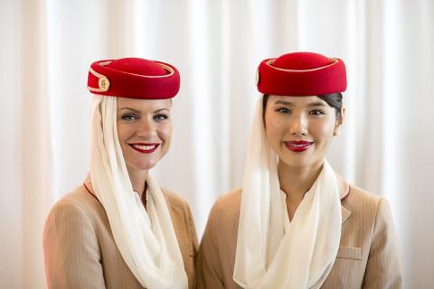 Российская сотрудница Emirates показала, как создаётся образ стюардессы с красной помадой