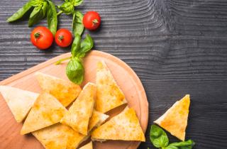 Слоеные конвертики с курицей и картошкой получаются воздушными и сытными