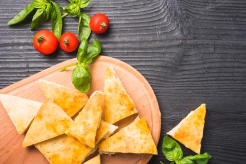 Слоеные конвертики с курицей и картошкой получаются воздушными и сытными Слоеные конвертики с курицей и картошкой получаются воздушными и сытными