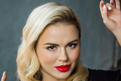 Анна Семенович сообщила, что в детстве питалась по строгой спортивной диете из яиц, огурцов и сыра